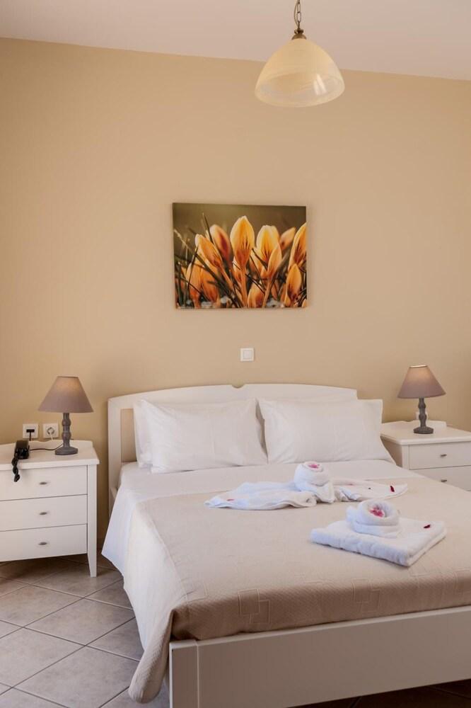 Orion Star Aparthotel Agia Marina  Exterior photo